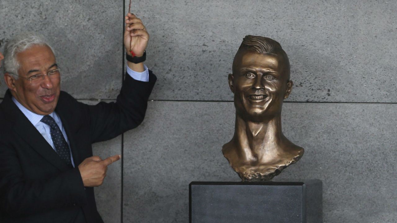 ۱۰ مجسمه زشت افراد مشهور