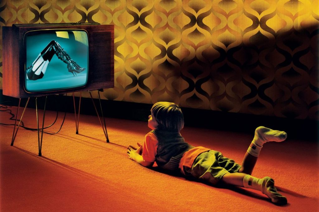 بچه در حال تماشای تلوزیون