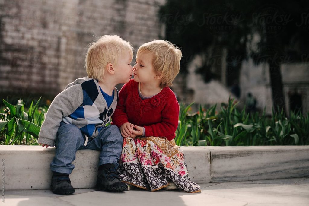 دو بچه در حال بوسیدن