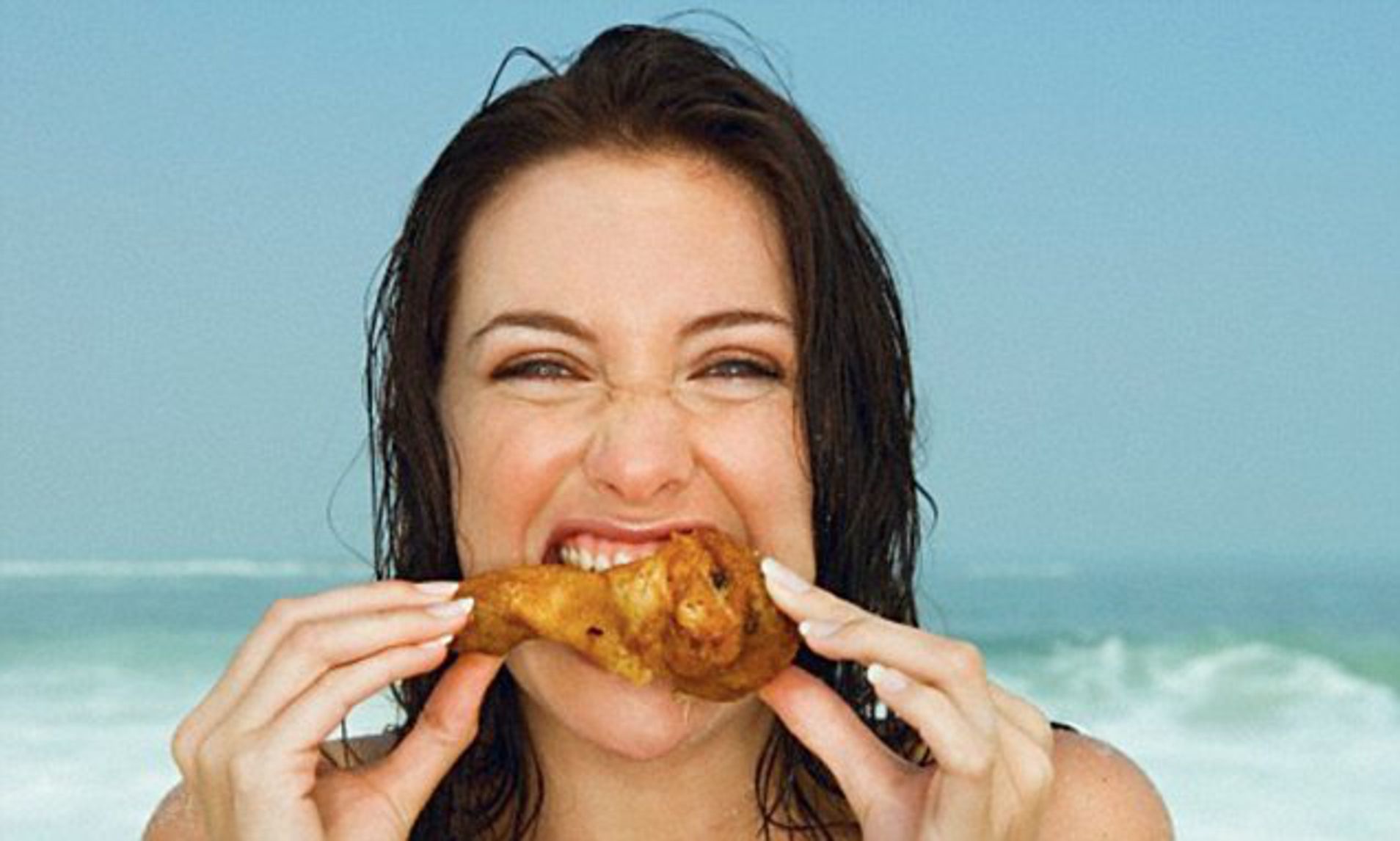 Голодная женщина видео. Женщина ест курицу. Girl eat World ведущая.
